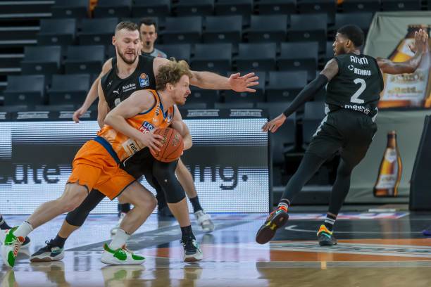 中表现抢眼 中表现抢眼